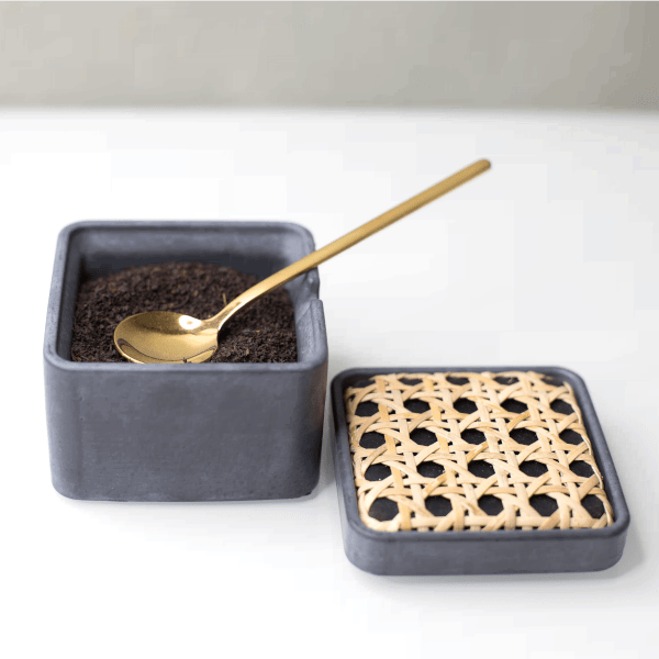 Thomas Poganitsch Zuckerdose Beton schwarz mit Wiener Geflecht