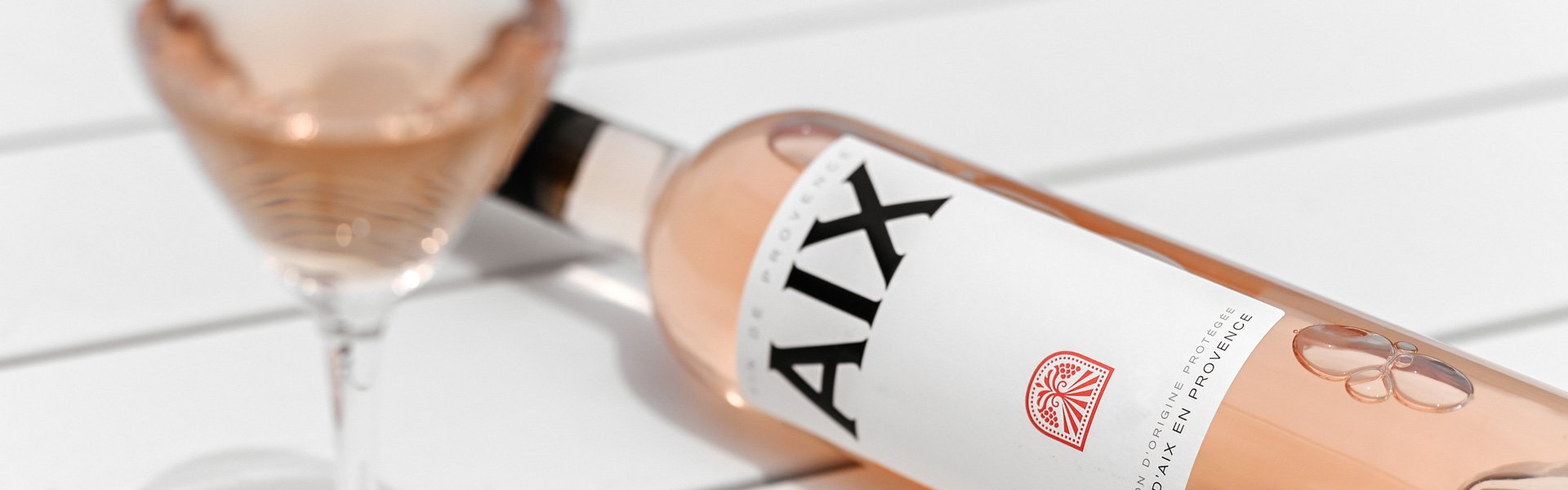 Aix-Rose Weinflasche mit Glas